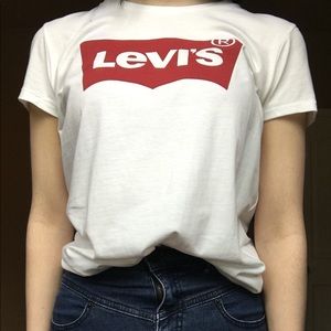 White Levi’s T-shirt